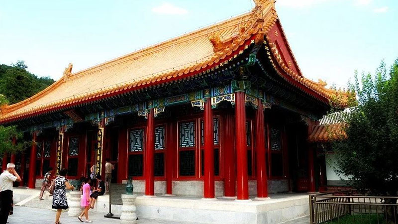 Here you can evoke the world of the old China and imagine yourself in solving the garden or luxurious corridors of the palace. Where a consiste order of natural environmes such as hills and water is combined with handmade elemes such as pavilions, temples and bridges.