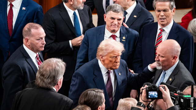 The strange narrative of the White House of Trump's woven; From maximum pressure to paper straws