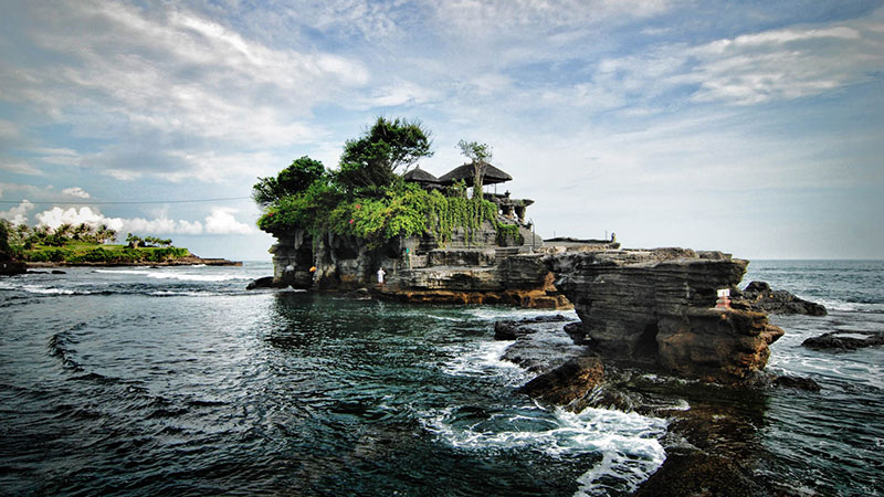 Dong Young's ery io Bali and the story of the Tanah Lot Temple