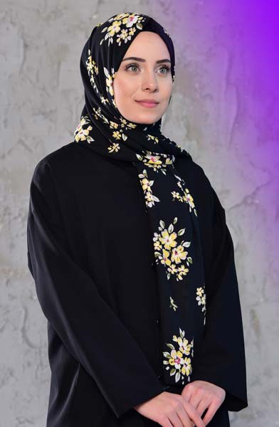Girl's shawl model with chamomile design 