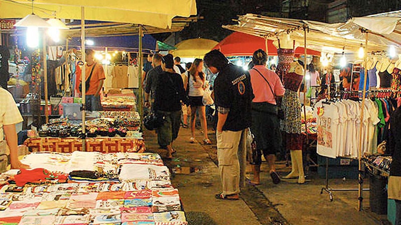 Chiang Rai Night Market (Chiang Rai Night Bazaar) from local Thai markets
