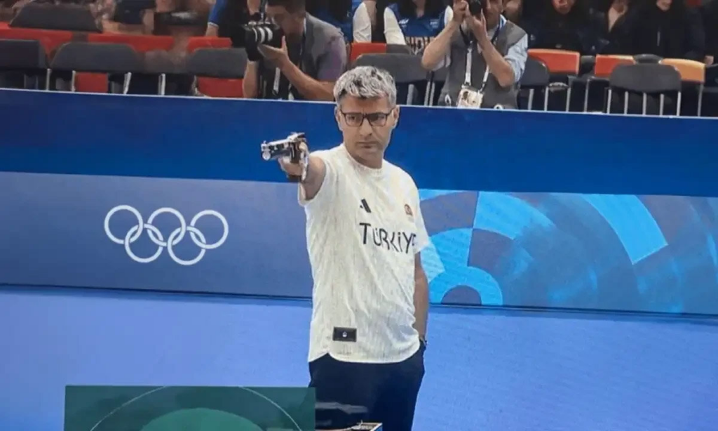 Turkish shooter image without equipme shooting to target