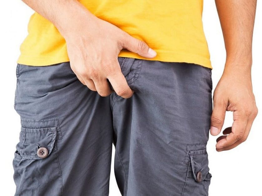 What is the cause of testicular itching?