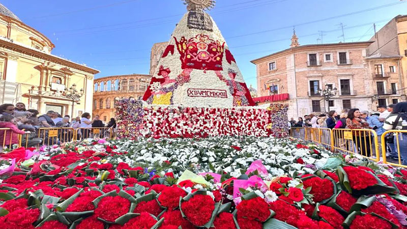 Traditional parade and flower donation ritual (La ofrenda)