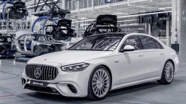 Which automotive brands still offer V8 engines in year 6?