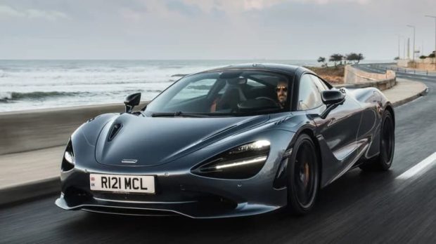 Which automotive brands still offer V8 engines in year 6?