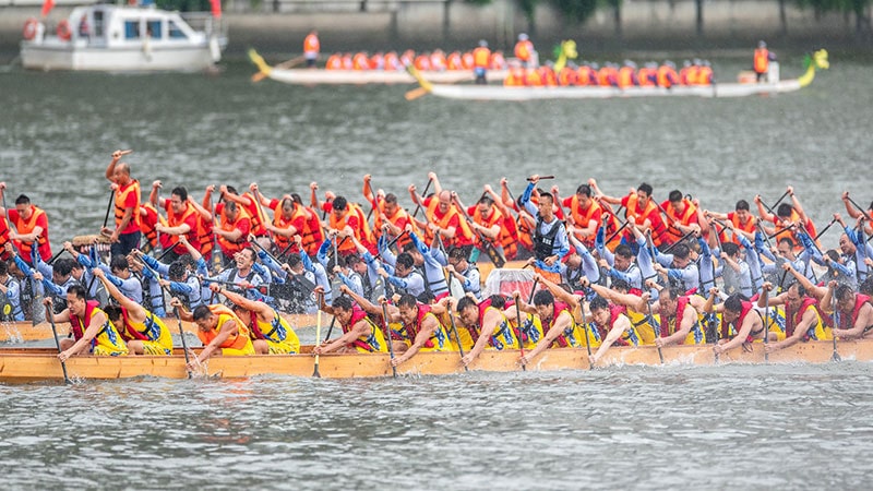 Wearing perfume bags at the Dragon Boat Festival