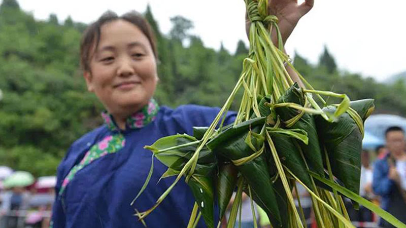 Hanging the Chinese mog and grass