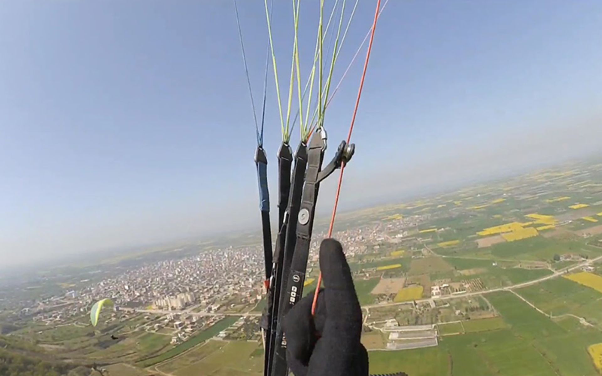 Flight on the Paraglider site of the Throat 