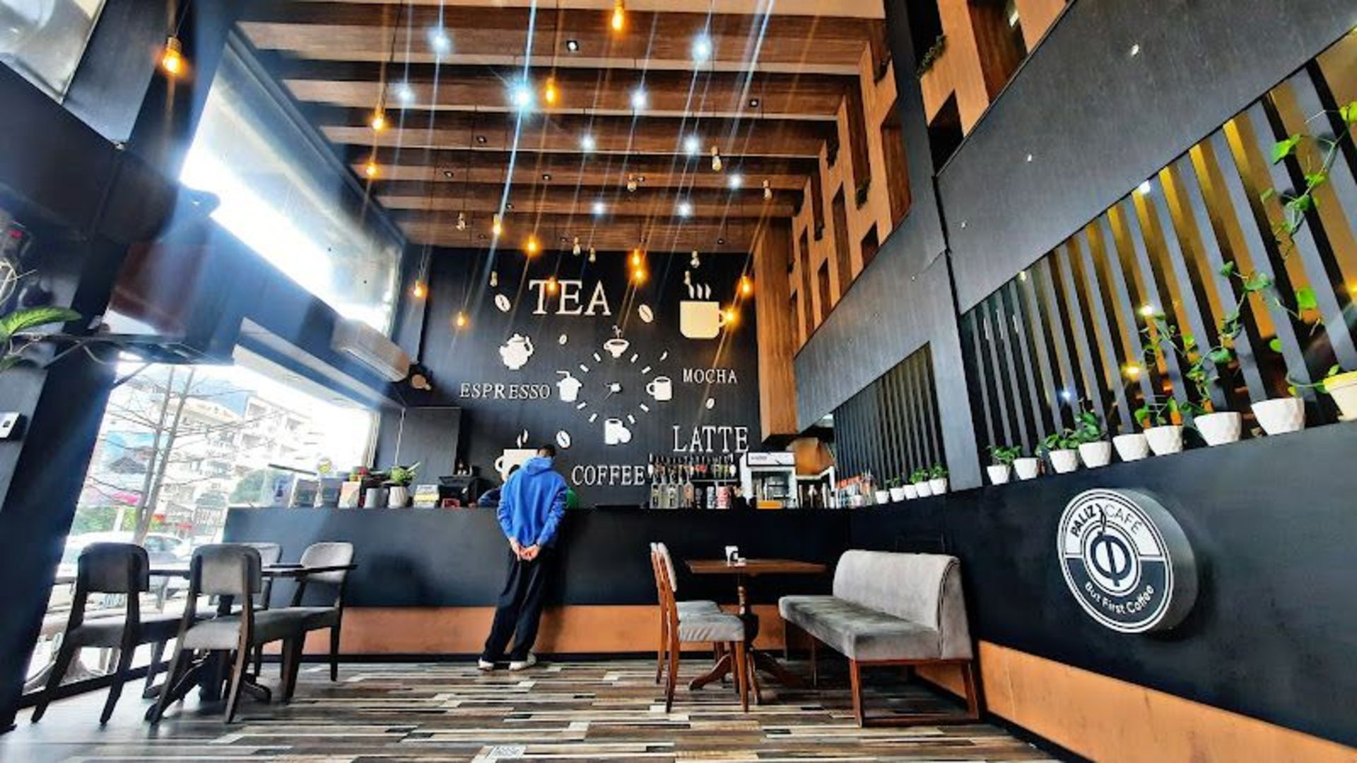 Rasht Cafe's ierior space