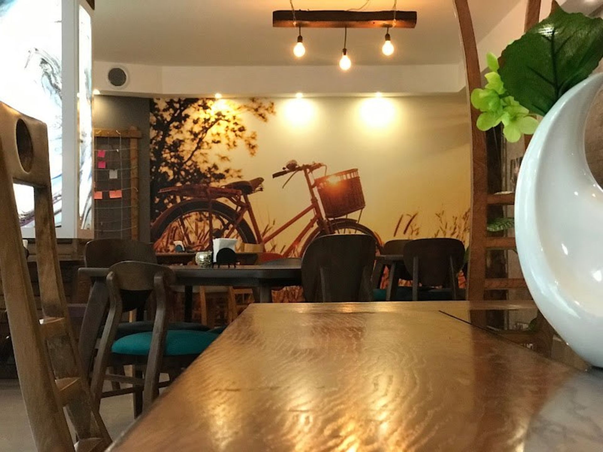 The ierior of the Karaj Cafe