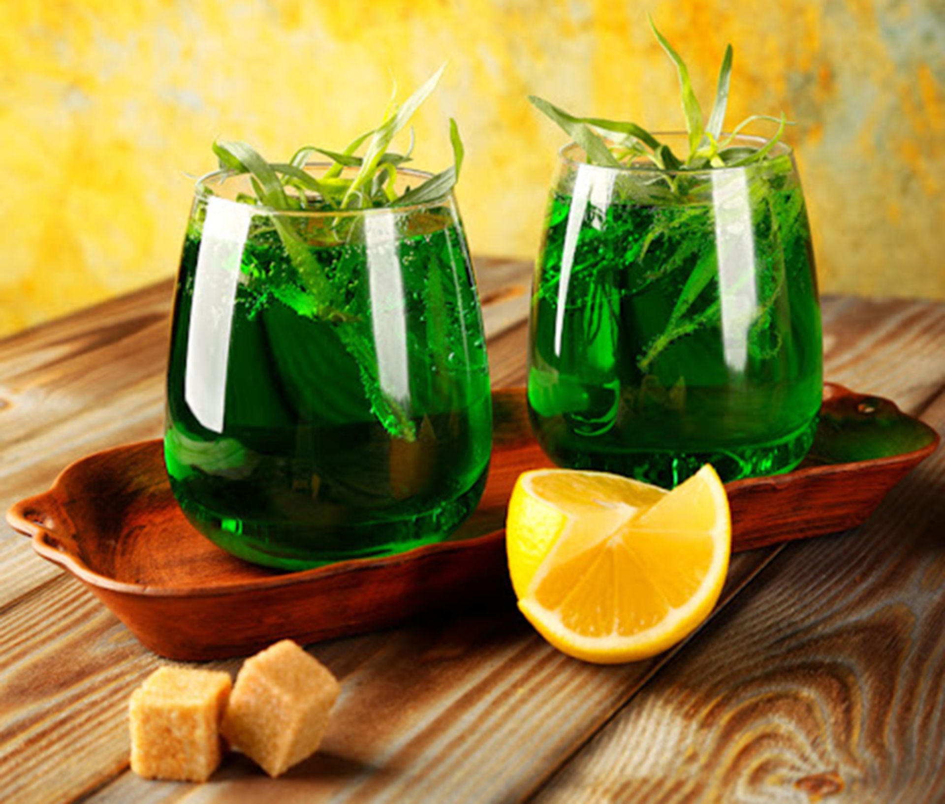 Tarragon and lemon syrup with sugar
