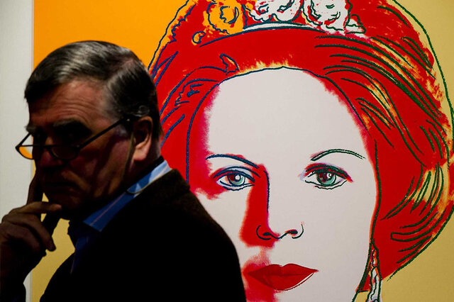 The Video/ Municipality of the Netherlands threw the work of Andy Warhol's art!