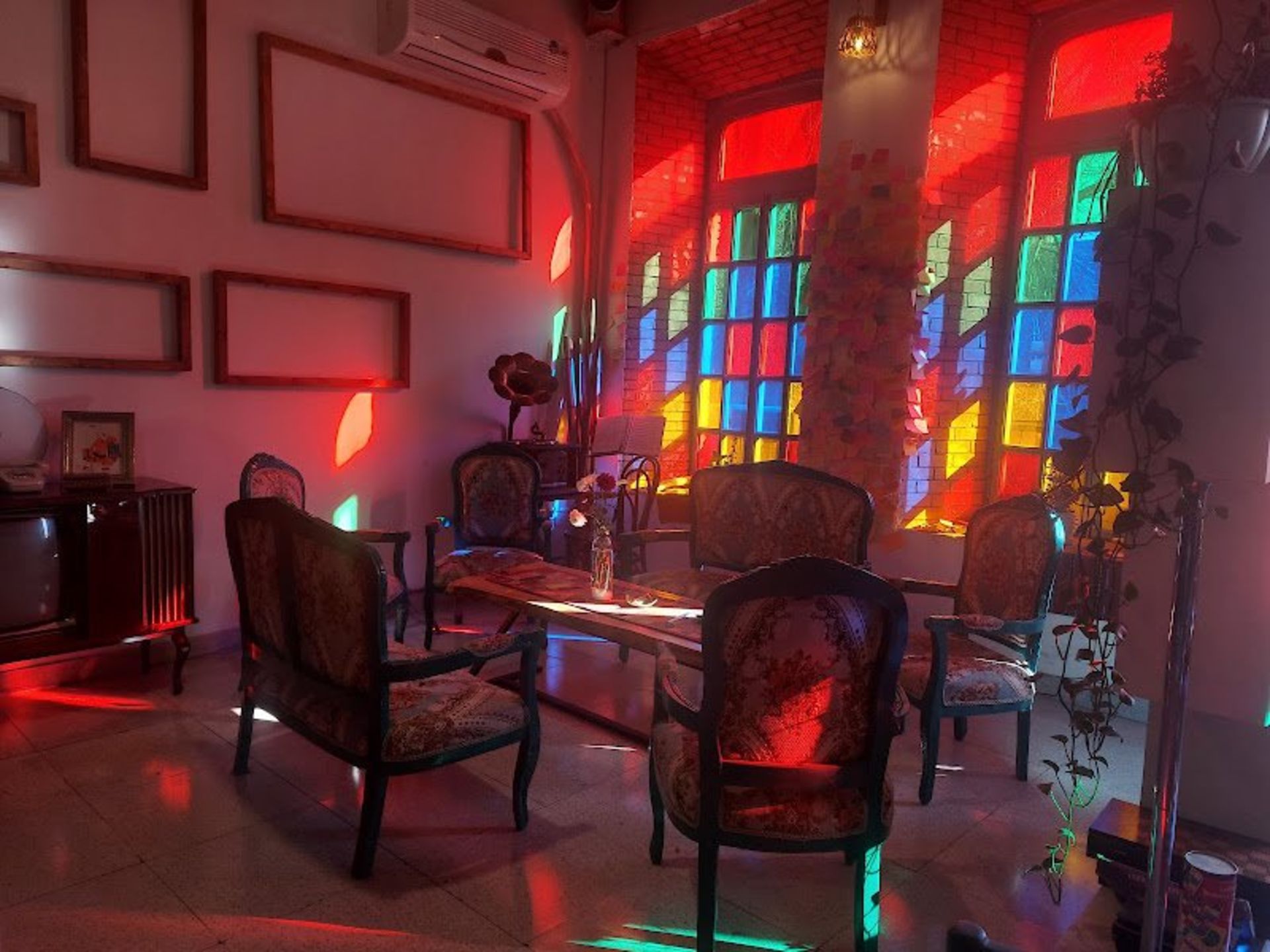 The ierior of the violin cafe