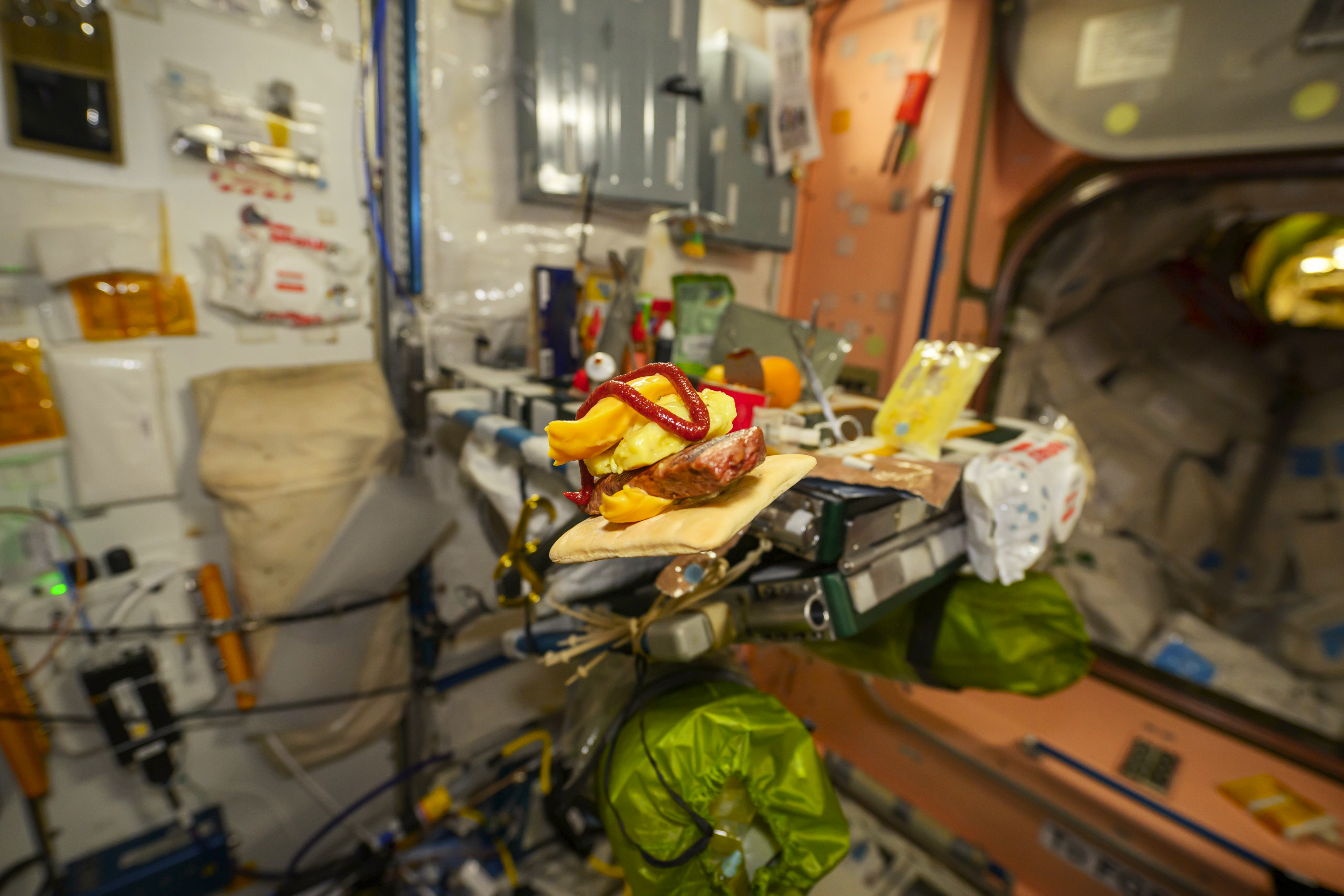 Hamburger in the style of the Iernational Space Station