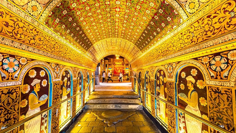 Participate in the religious ceremony of the Buddha Deal Temple