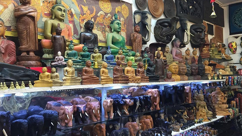 Buy souvenirs on a Kennedy Sri Lankan trip