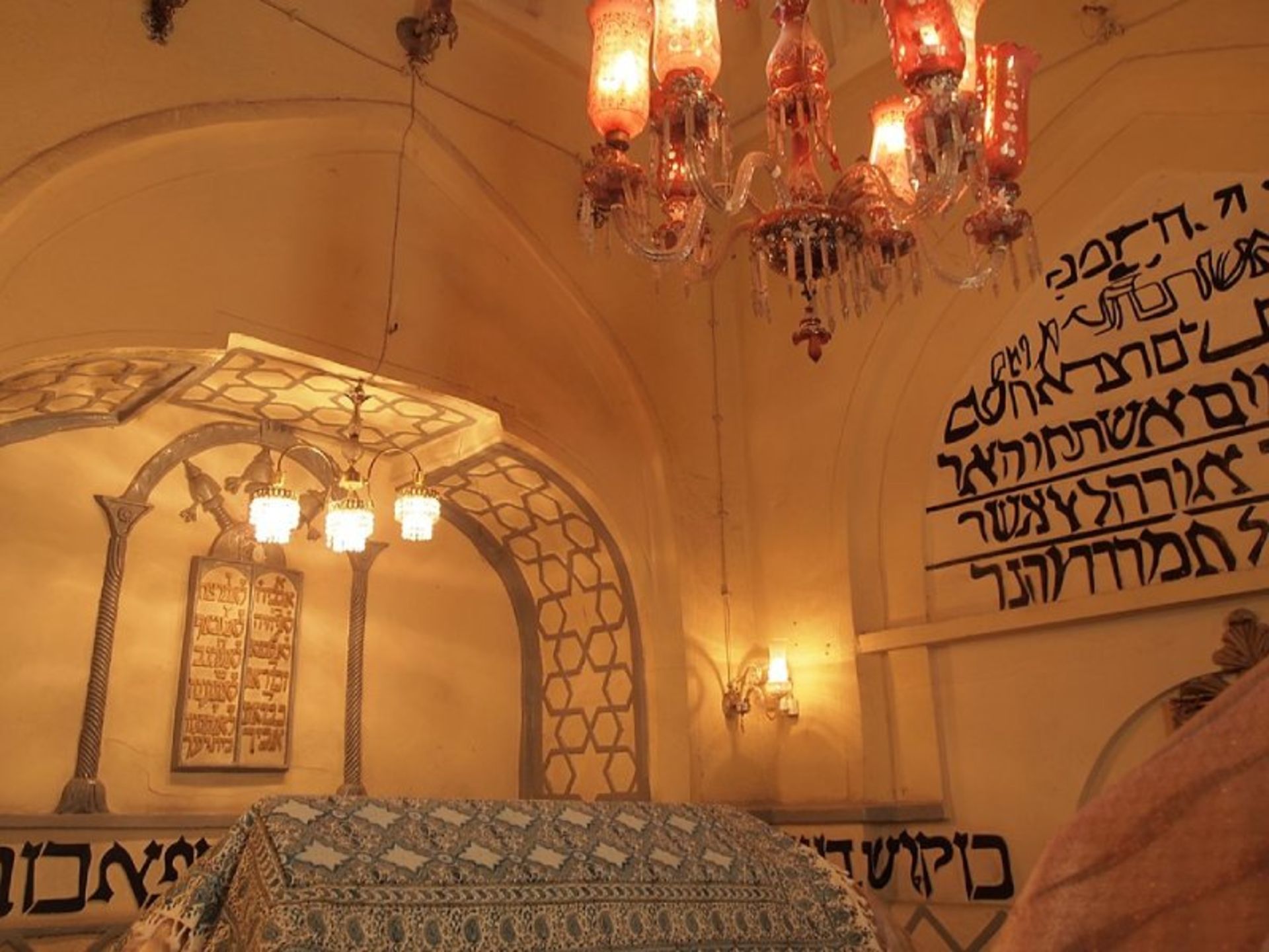The ierior of the tomb of the ester