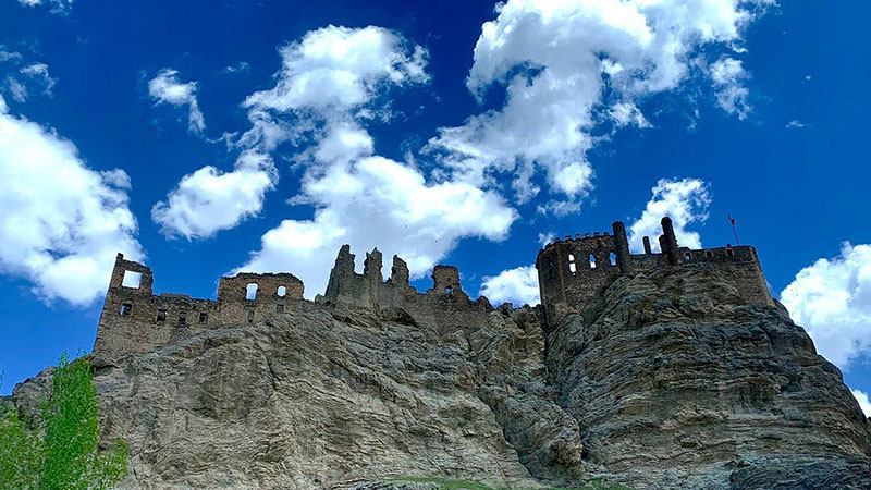 Castle of Iellige from the sights of the Turkish van