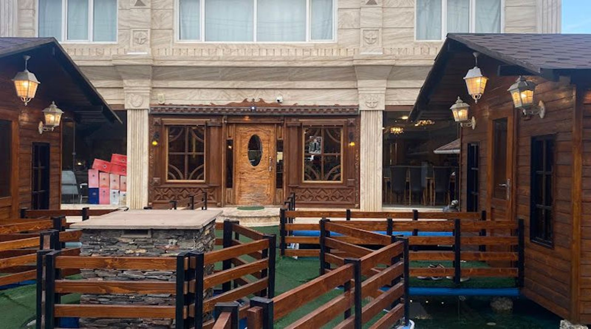 Hossein Chalusi Restaura