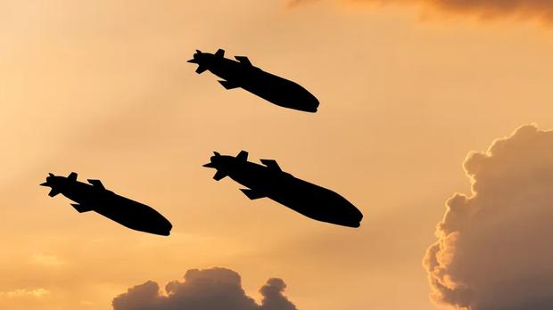 Vulnerability of aircraft carriers against ballistic and cruise missiles