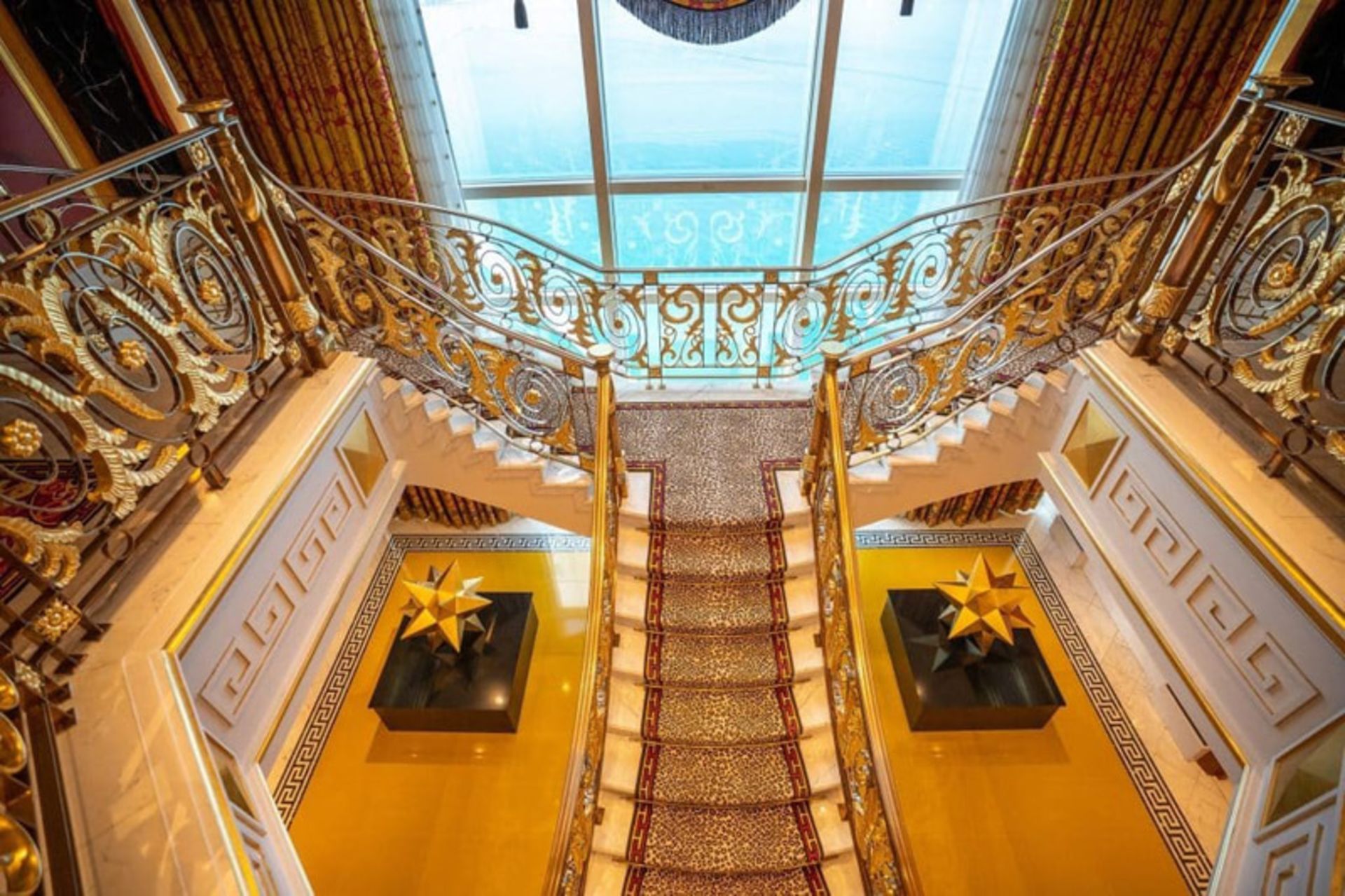 The ierior of the al -Arab Tower in golden color