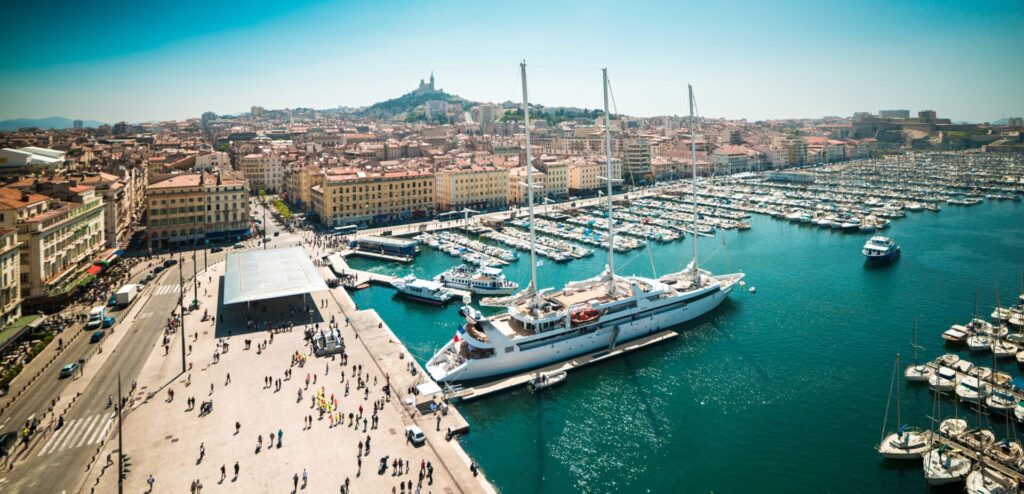 Distance from the port of Marseille to Paris