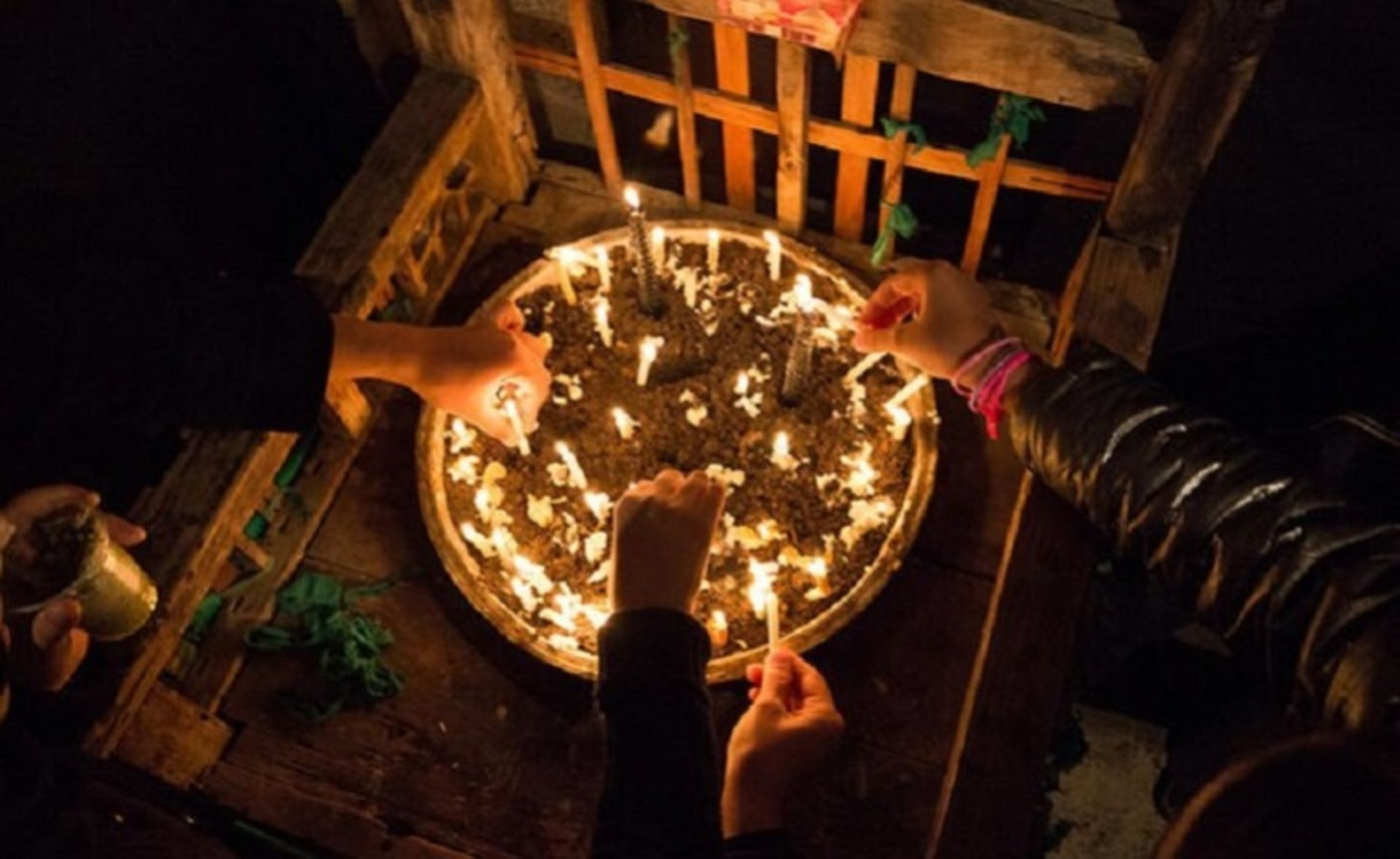 Lighting the candle in the ritual of the forty Lahijan pulpit
