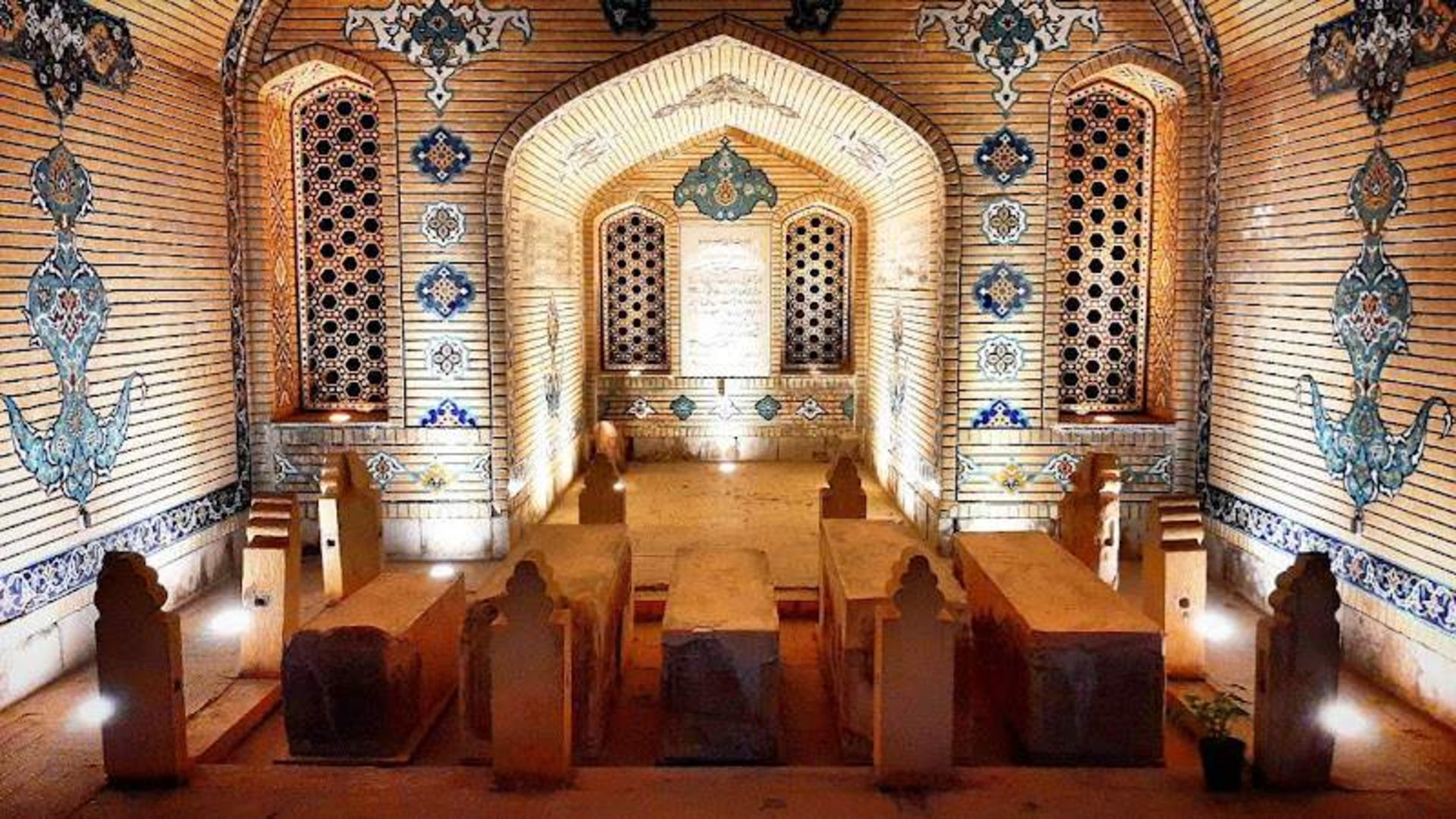The ierior of the tomb of Sheikh Roozbehan
