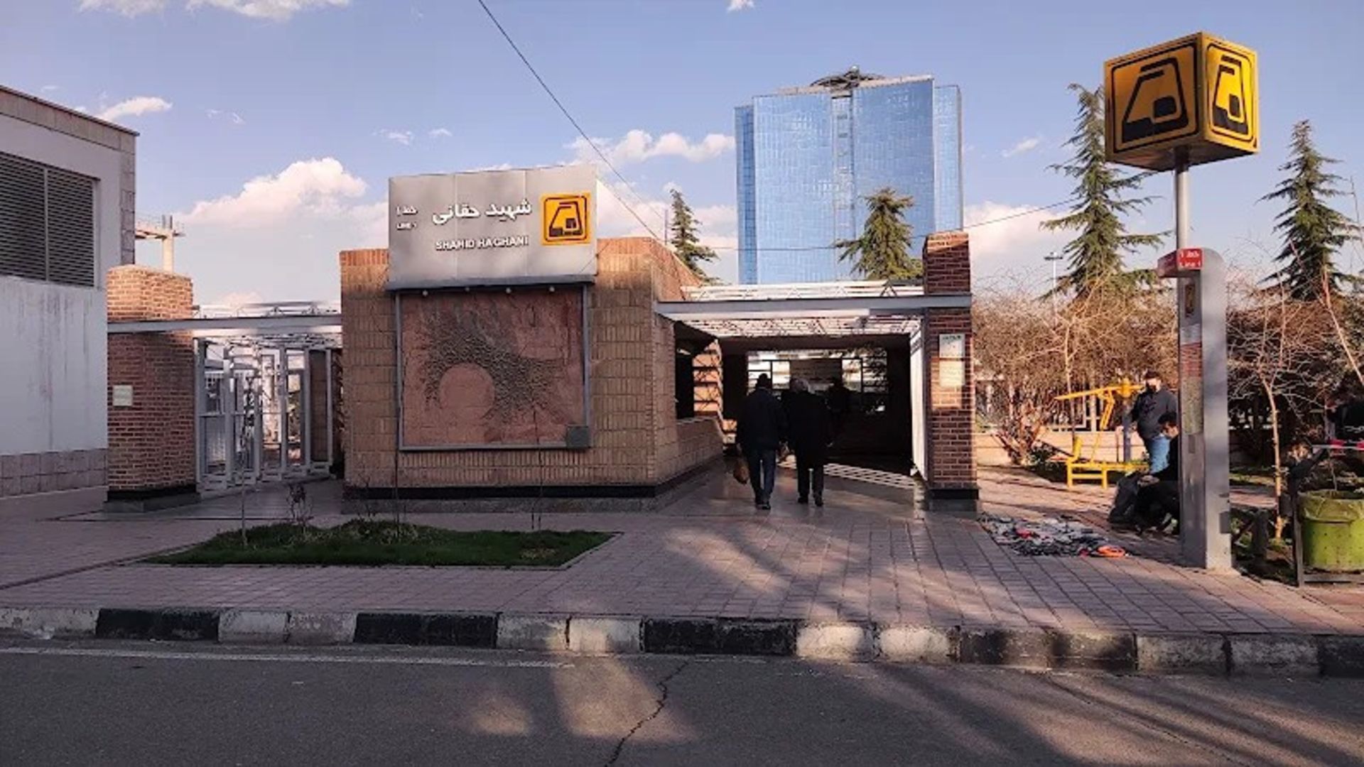 Erance of Shahid Haqqani Metro Station