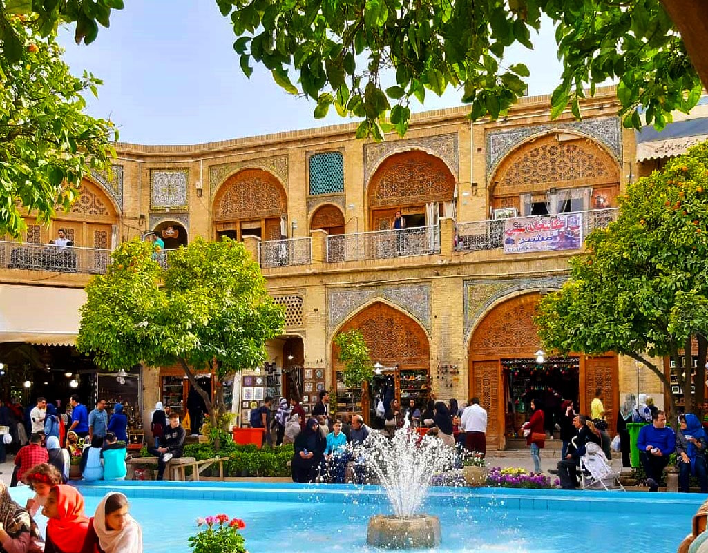 Mashir's House; The iersection of color, role and autheicity in traditional Shiraz markets