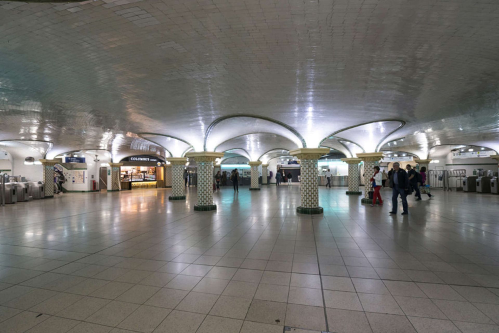 The ierior of the Osman -San Lazar Station