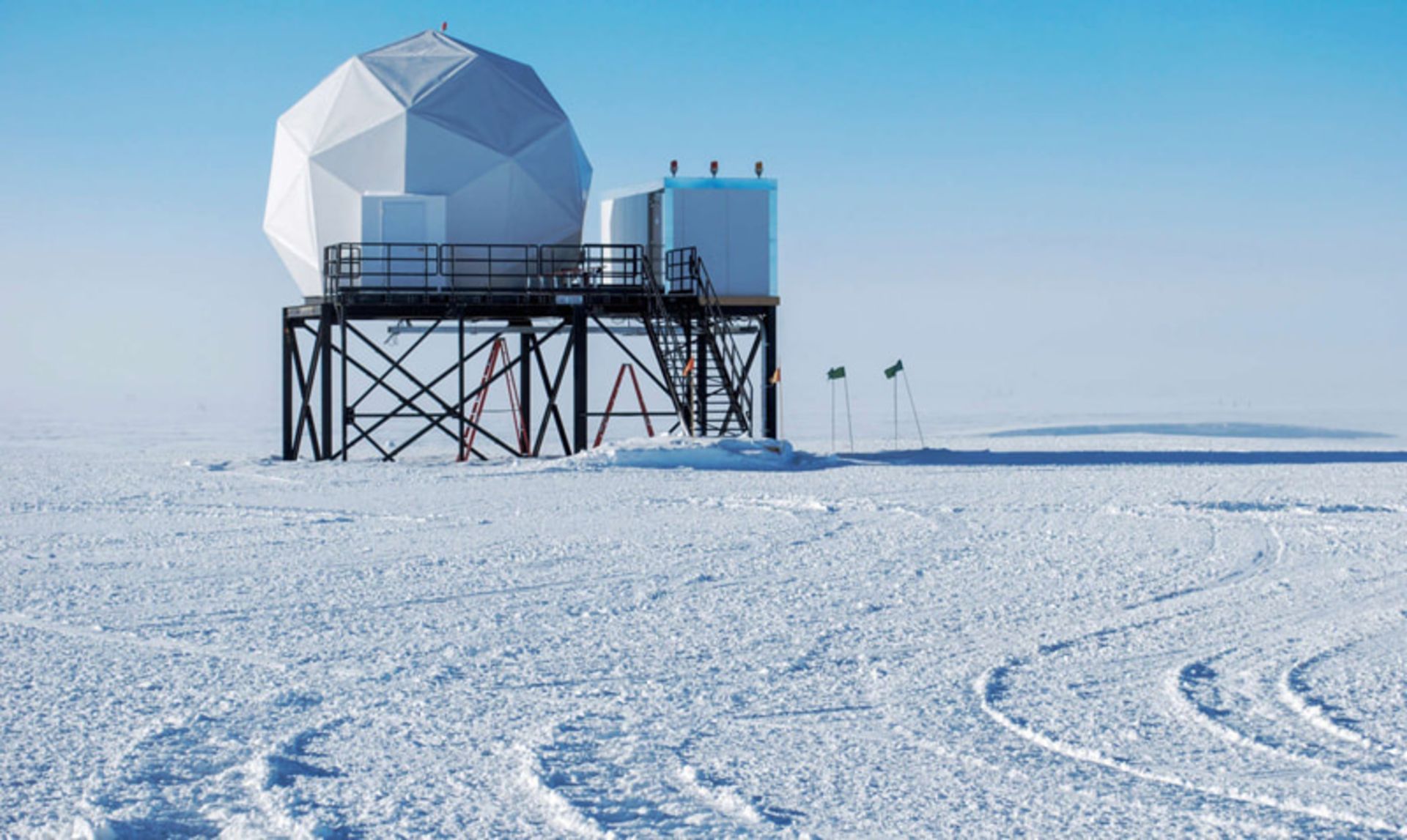 Nineto Icecob Observatory among Aarctic Snow