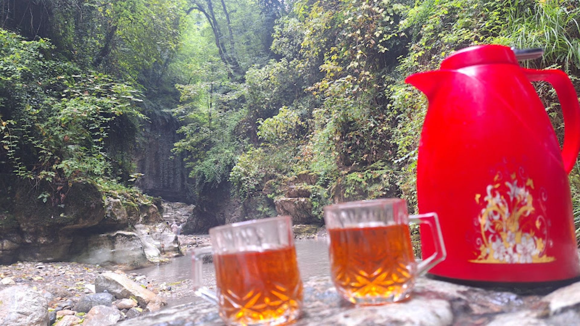 Tea and red flask next to the gorge