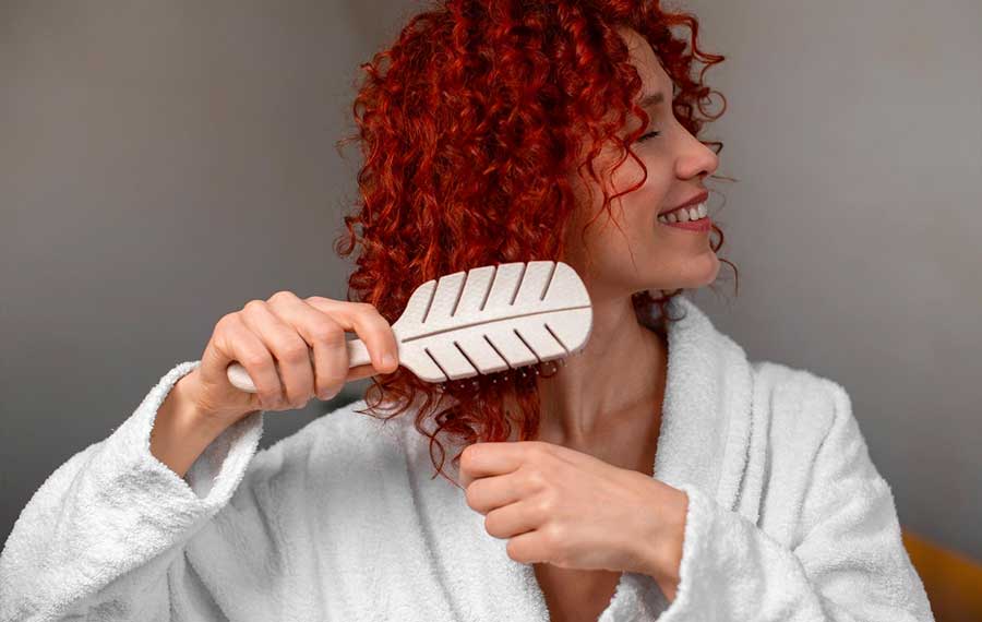 Care of the curly hair in the summer