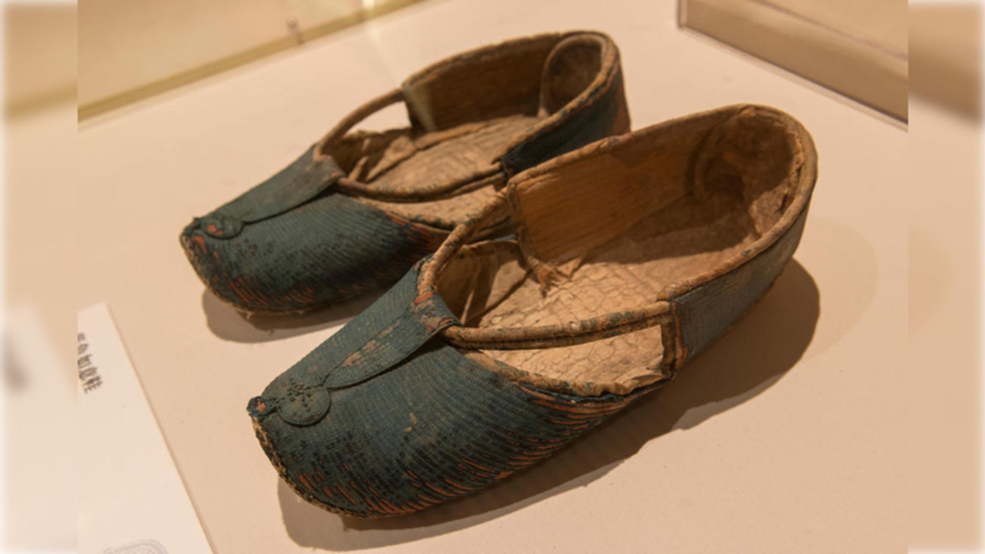 Goat leather shoes in ancie China