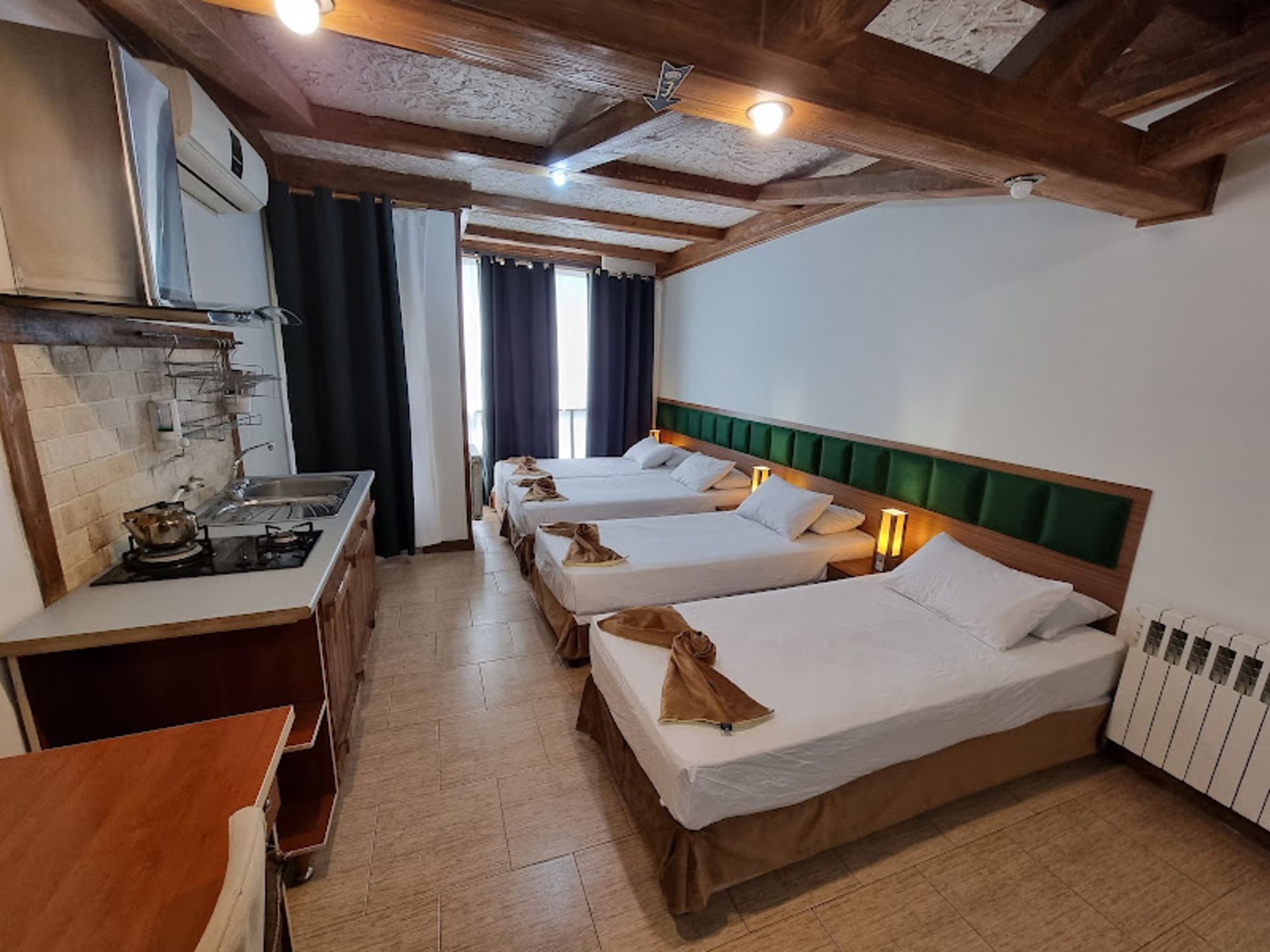 Four Boards of Parsi Apartme Hotel with Kitchen Equipme