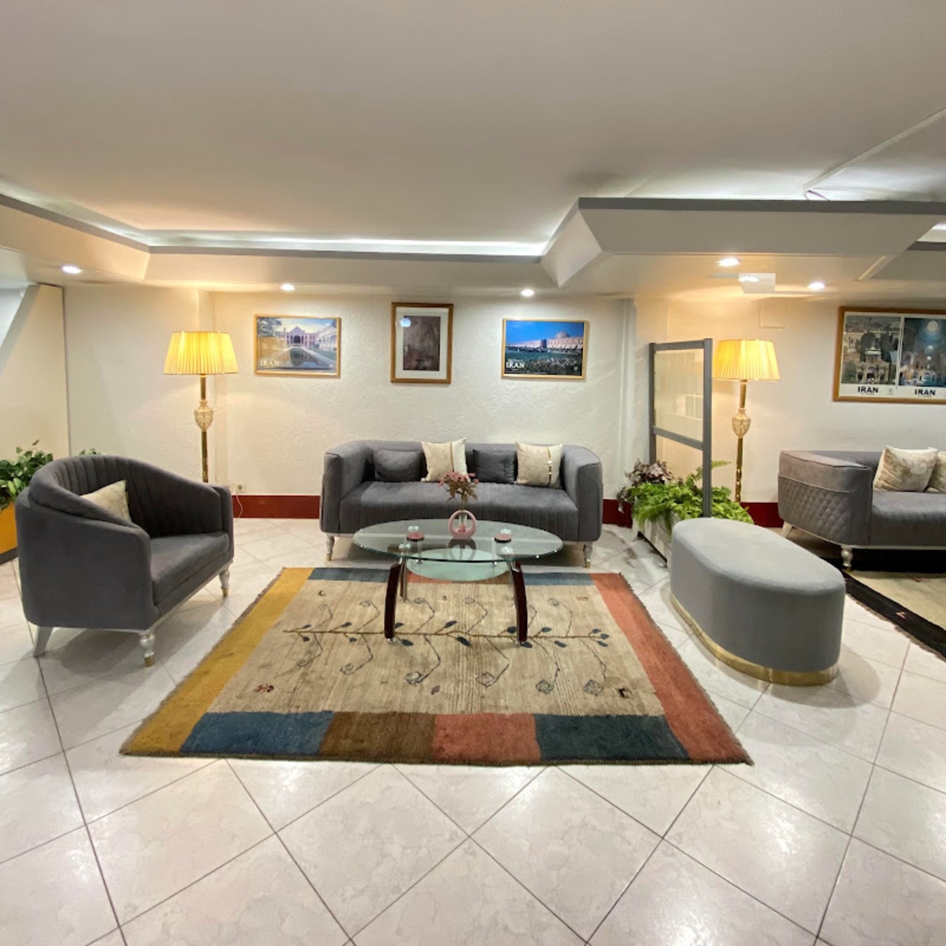 Lobby Hotel Pardis Apartme with gray furniture