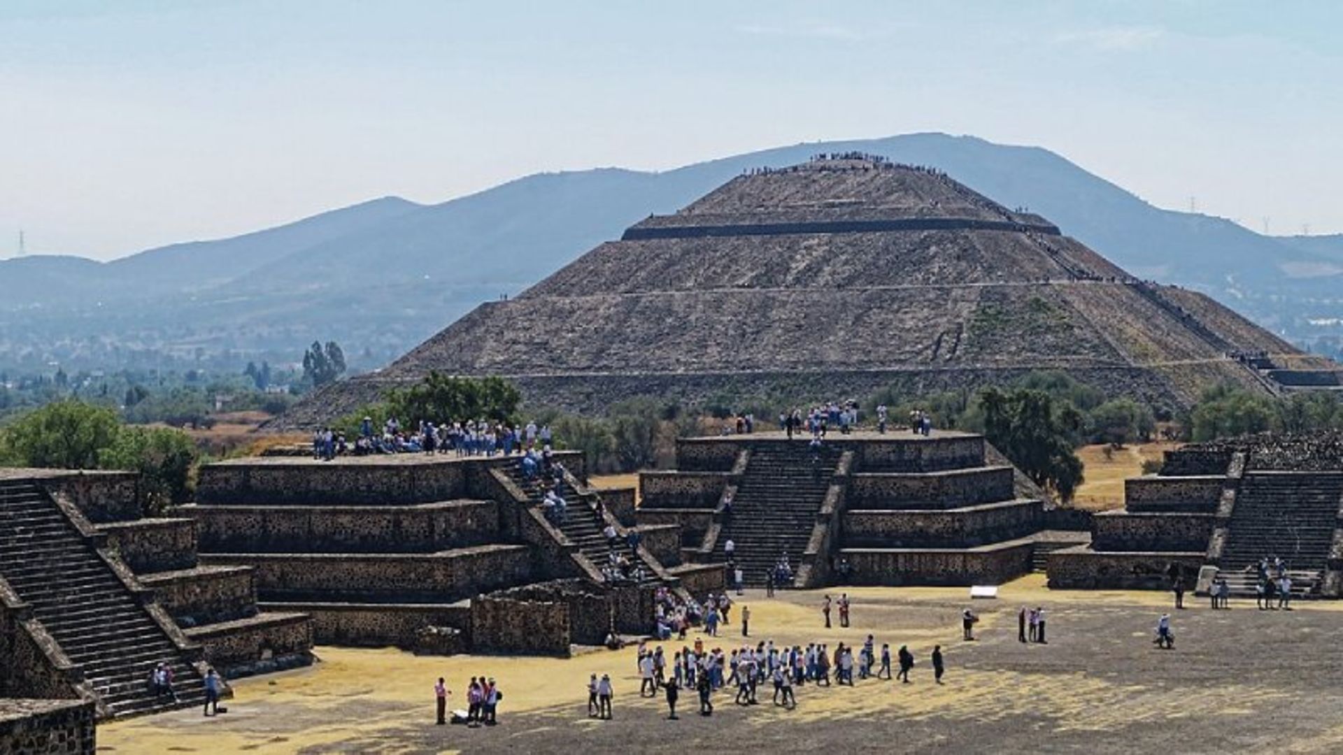 Tourists among the remains of the city of thedaokan