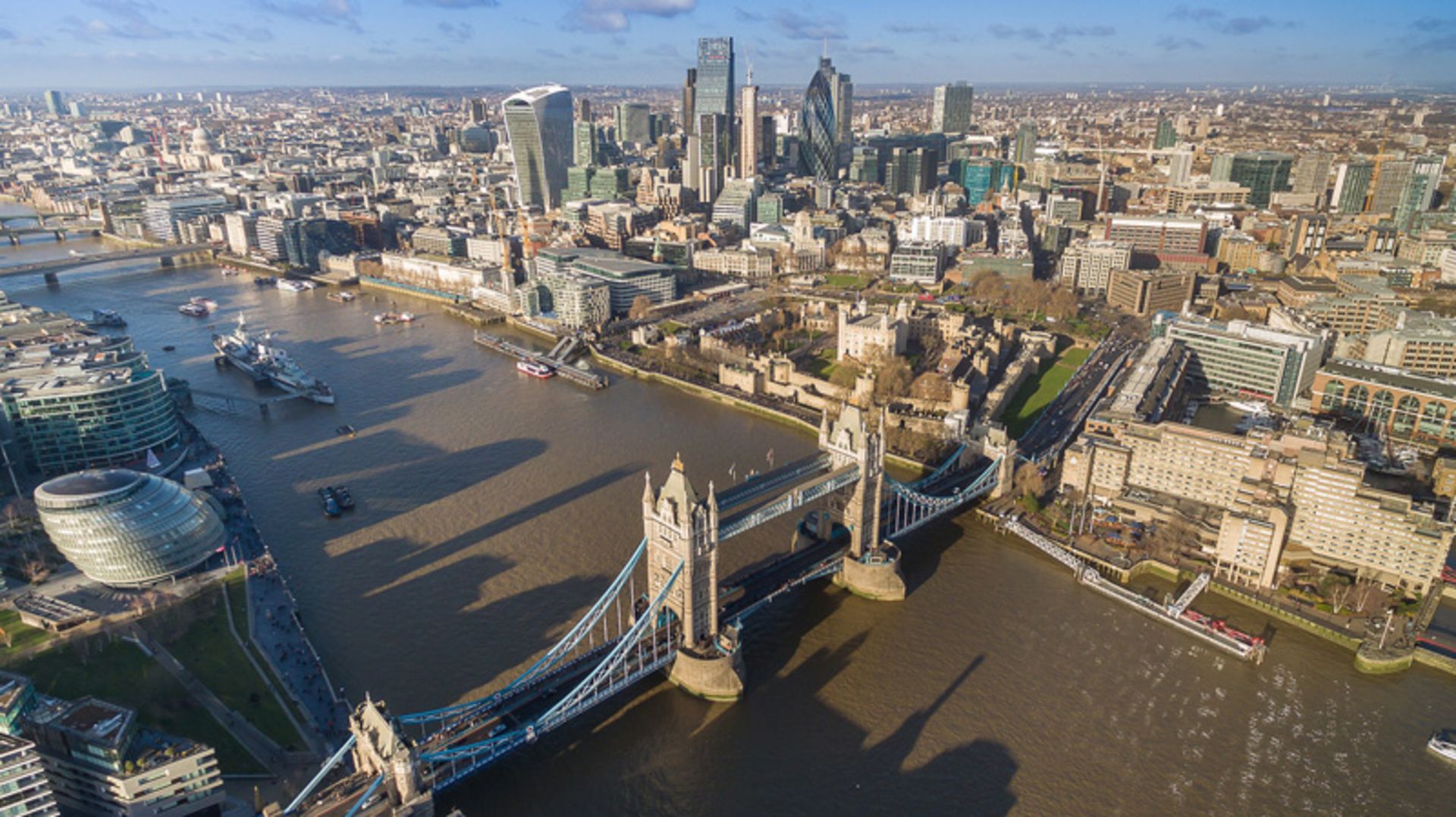 Aerial photo of the river in the city ceer of London
