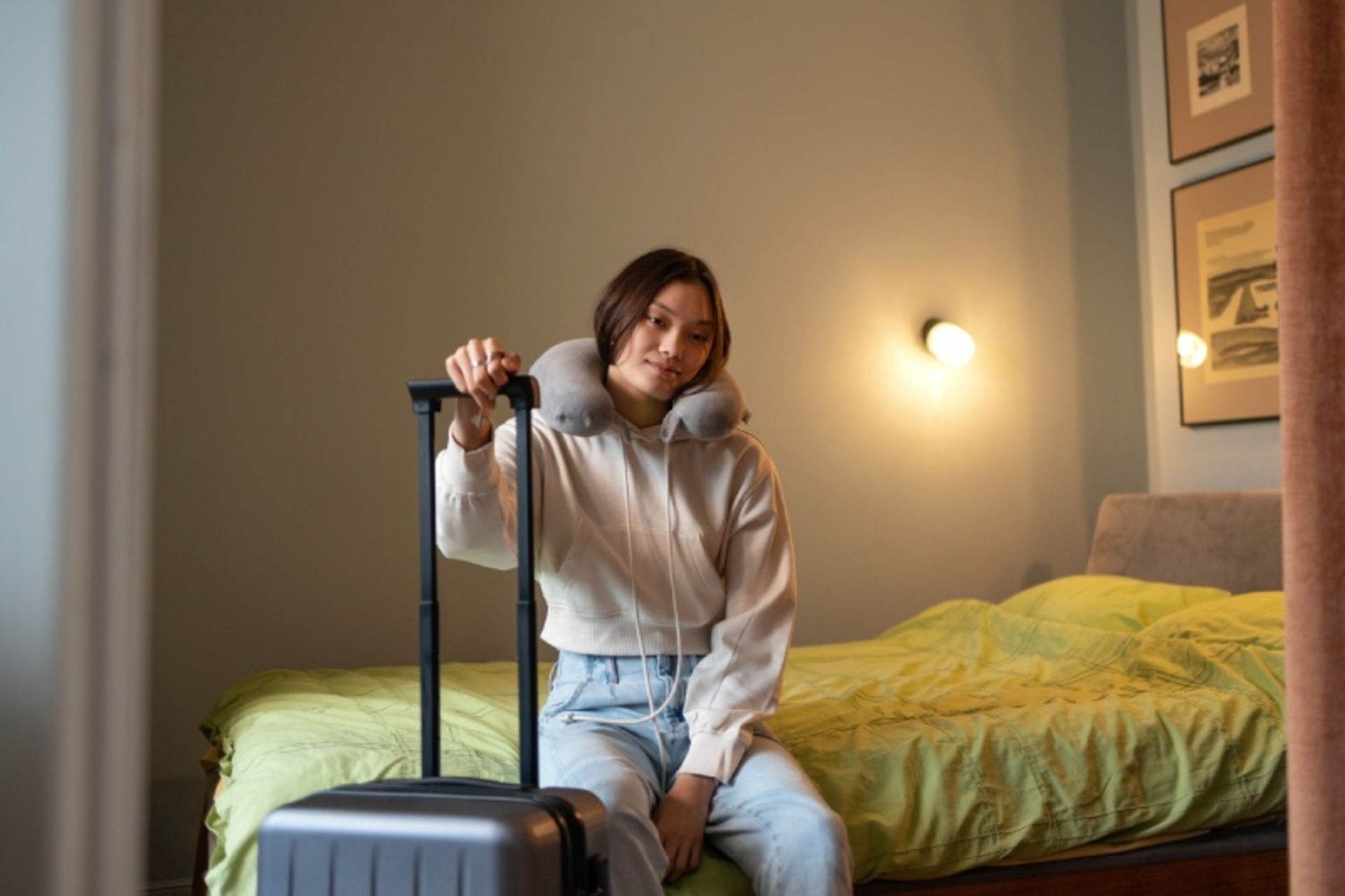 Luggage girl to hand with a neck pillow