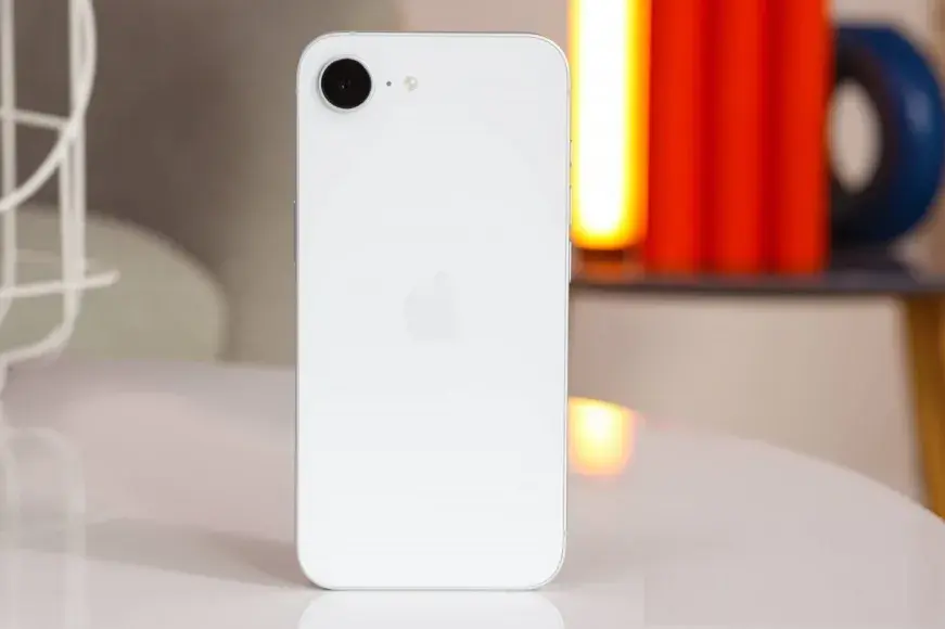 IPhone 16E Review; Design and construction quality