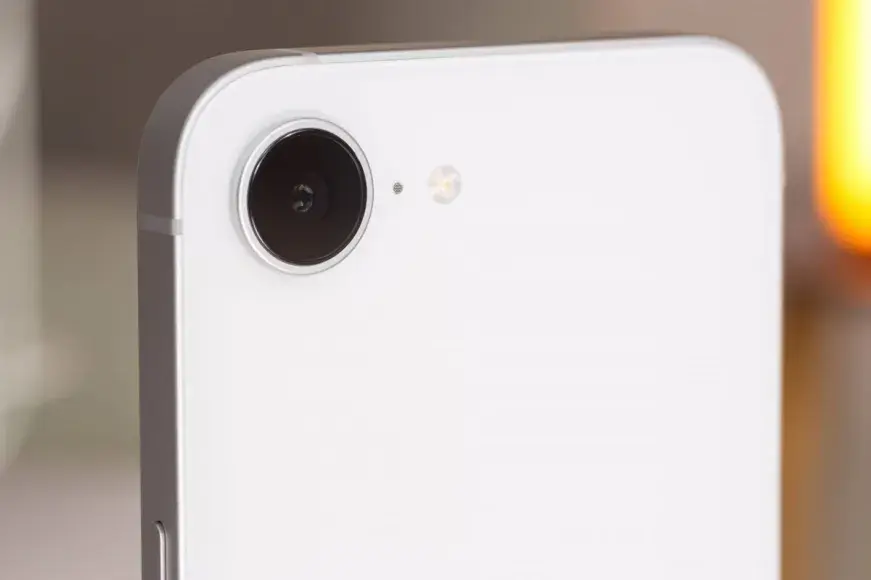 Checking the camera of the iPhone 16E phone
