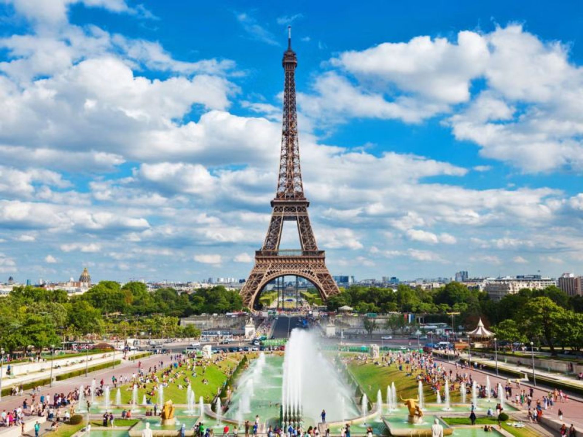 Green space and fouain around the Eiffel Tower
