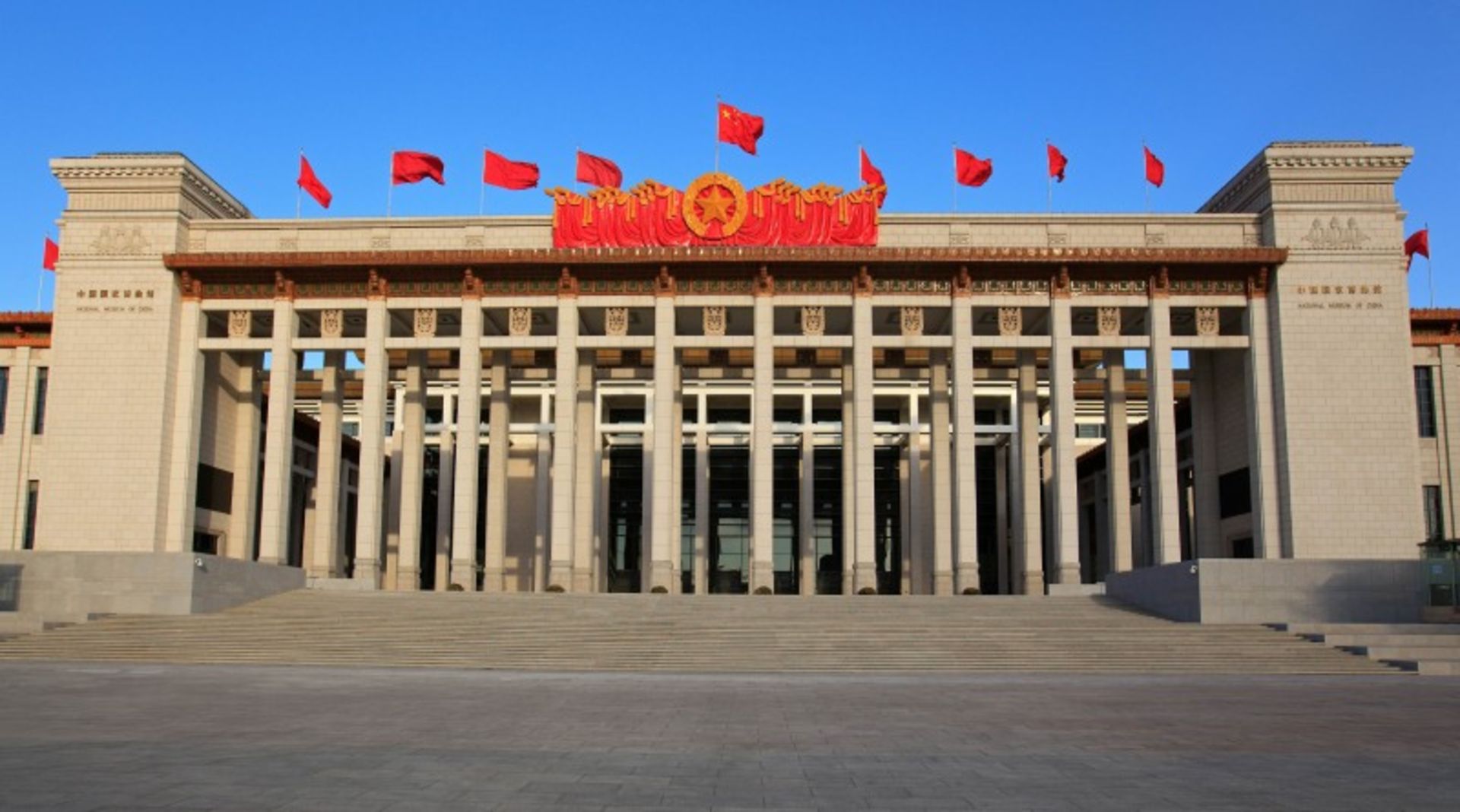 The erance to the column building of the National Museum of China 