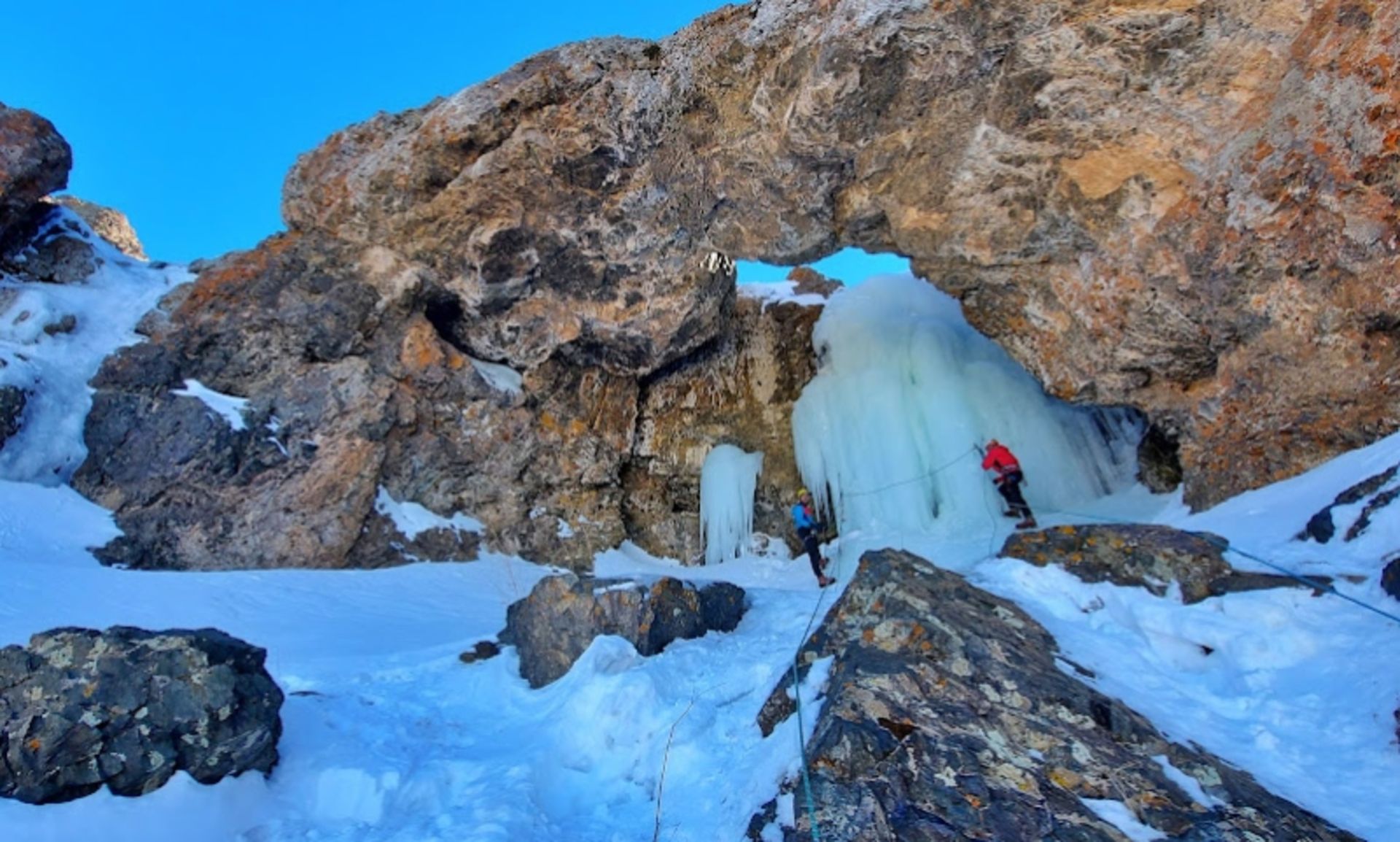 Ice climbing of Khor waterfall in the wier