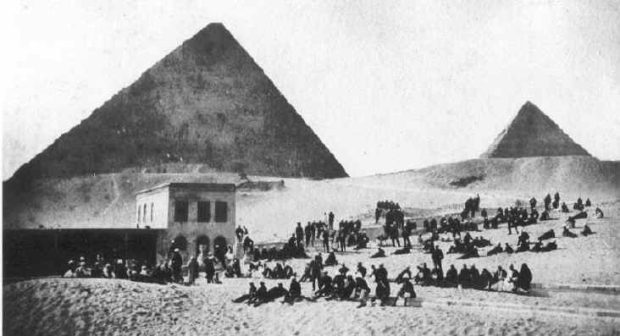 ۱۵ Rueled Pictures of the Egyptian Giza Pyramids that you probably never seen