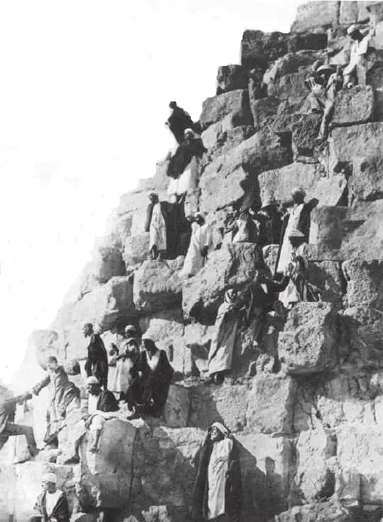 ۱۵ Rueled Pictures of the Egyptian Giza Pyramids that you probably never seen