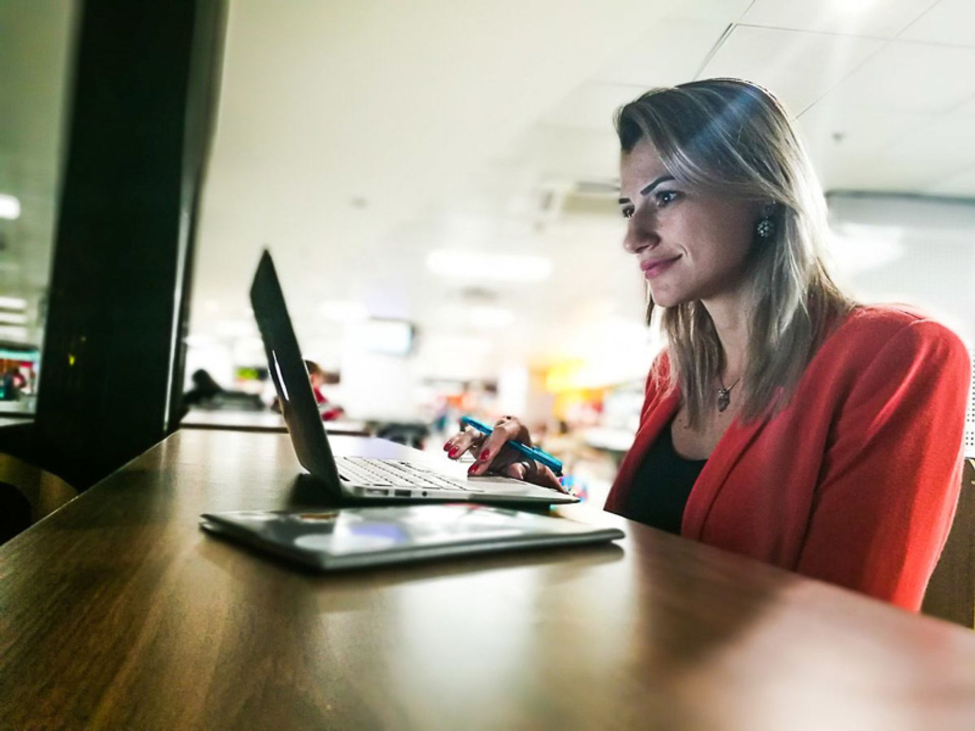 A woman with red dresses learning tongue with laptops