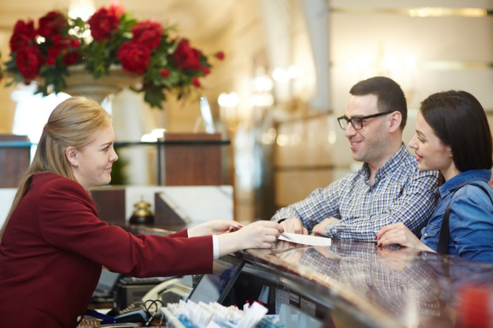 Accept the hotel while talking to travelers